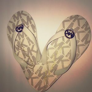 MK Michael Kors Flip Flop Sandal White/Gold/Brown